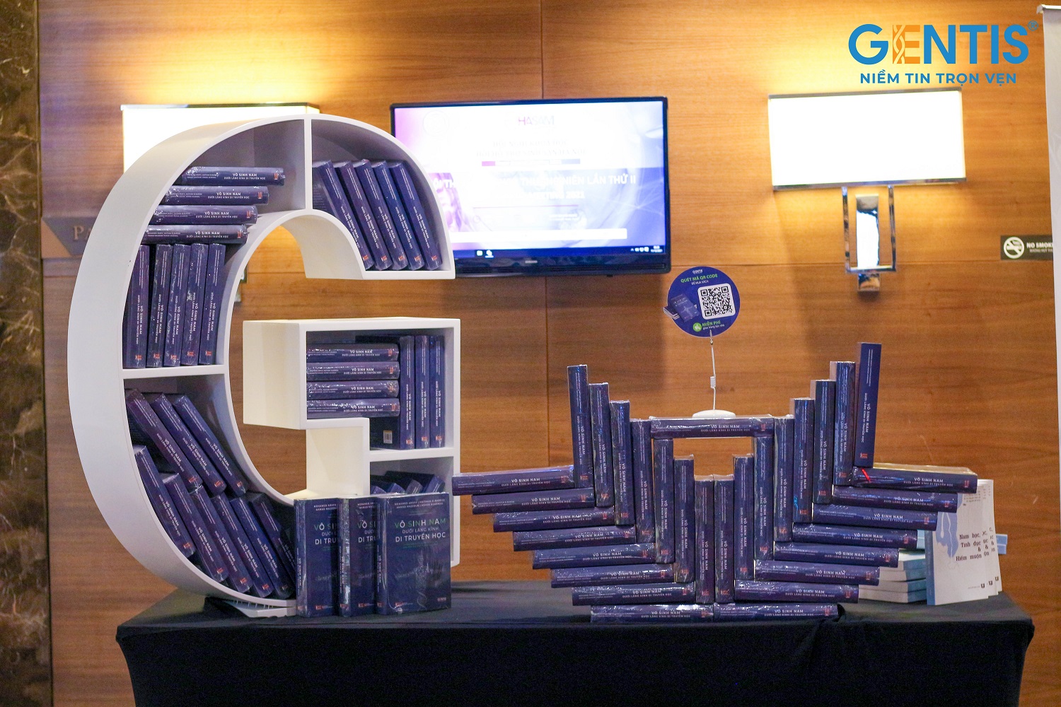  Khu trưng b&agrave;y s&aacute;ch &ldquo;V&ocirc; sinh nam dưới lăng k&iacute;nh di truyền học&rdquo; tại Hội thảo HASAM 2021