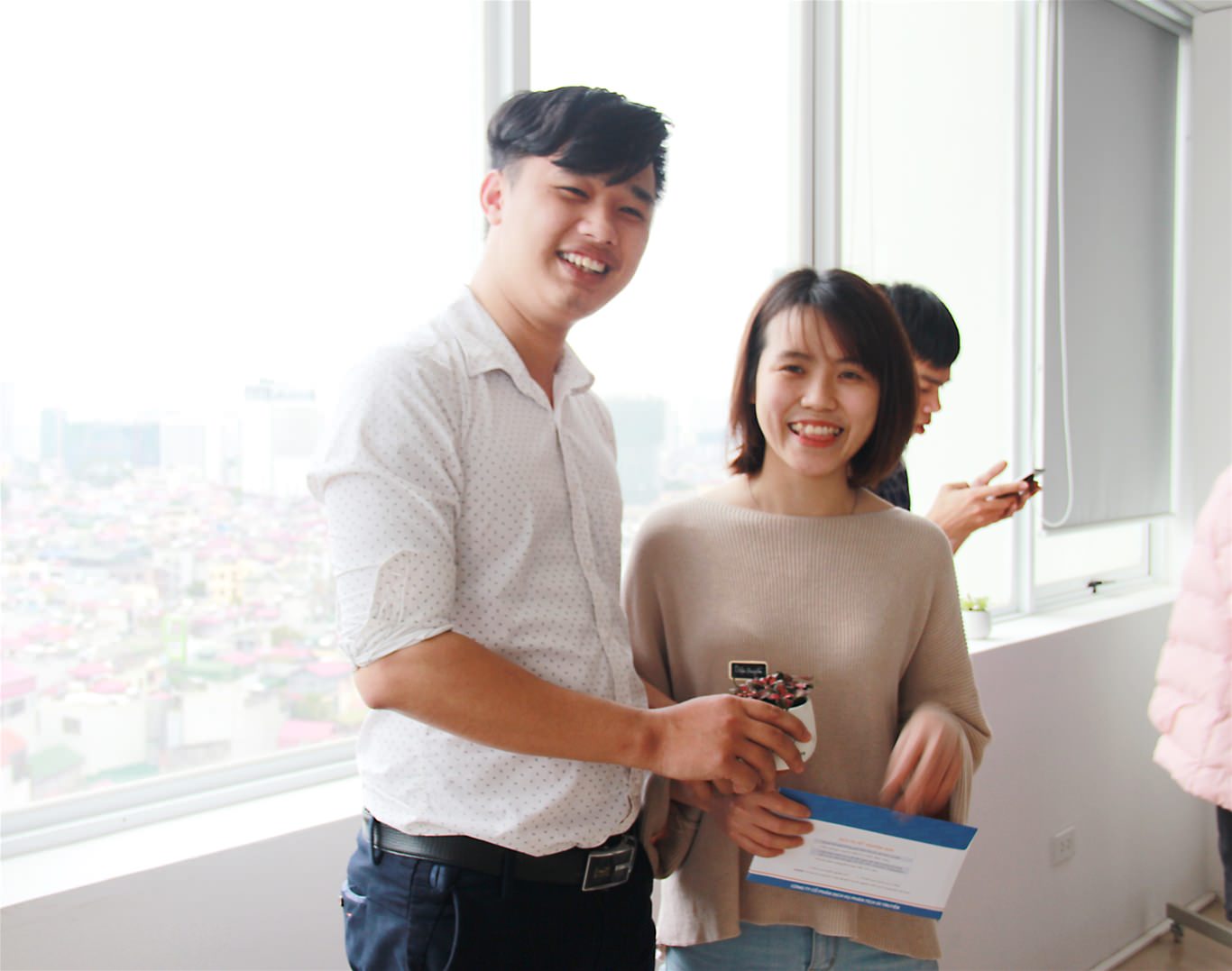 Gentis tưng bừng tổ chức giao lưu ch&agrave;o mừng 8/3