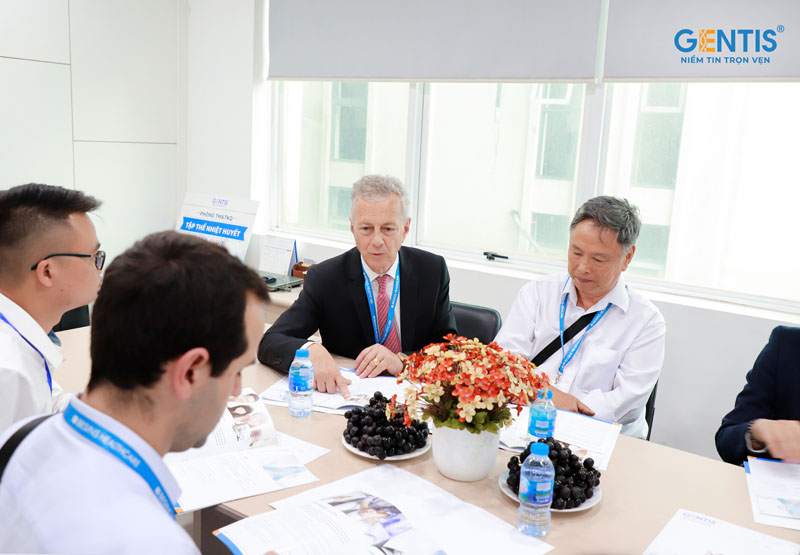 Đoàn chuyên gia Sản Phụ khoa của Pháp đến thăm GENTIS