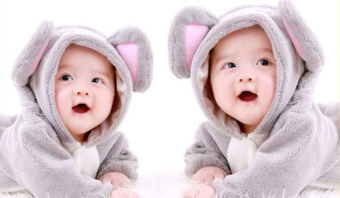 Những trẻ sinh đ&ocirc;i c&ugrave;ng trứng sẽ c&oacute; giới t&iacute;nh v&agrave; nh&oacute;m m&aacute;u giống nhau