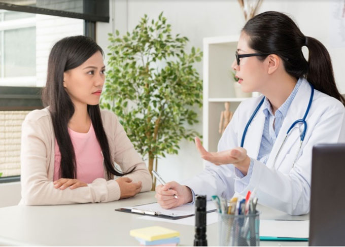 Mẹ đi khám bệnh