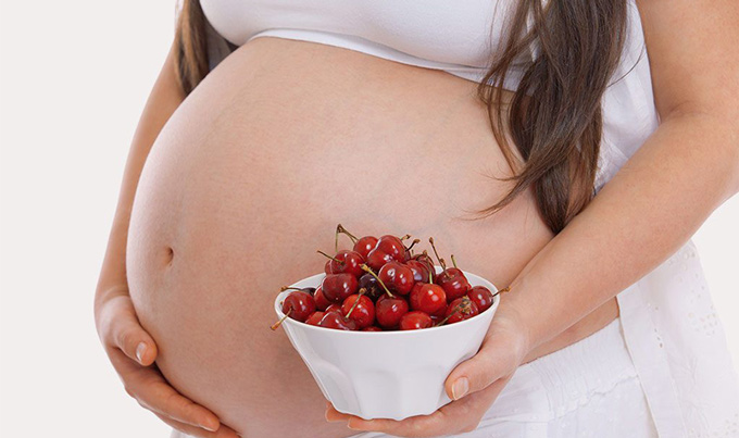 Mẹ bầu ăn cherry
