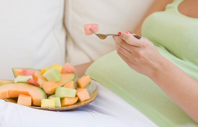 Mẹ bầu ăn dưa v&agrave;ng chống dị tật thai nhi