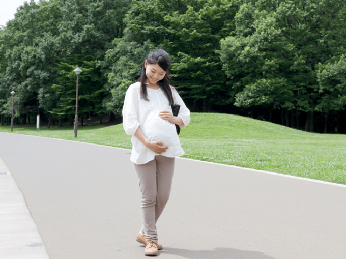 Mẹ đi bộ nhẹ nh&agrave;ng v&agrave;o những th&aacute;ng cuối của thai kỳ