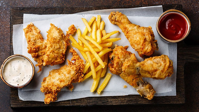 Mẹ bầu cần hạn chế ăn những m&oacute;n chi&ecirc;n, x&agrave;o nhiều dầu mỡ