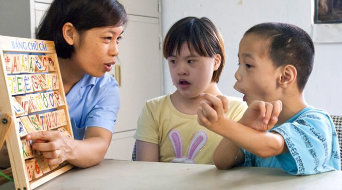 Cơ hội giúp trẻ Down, chậm phát triển trí tuệ có thể đến trường học tập như các bạn là rất hiếm, thay vào đó các em chỉ được học những lớp học cơ bản