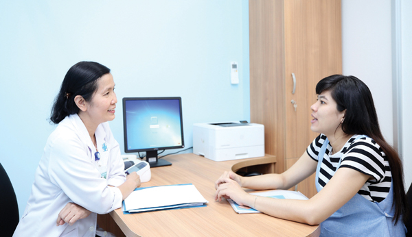 Khai báo tiền sử bệnh và chế độ dinh dưỡng, thuốc đang dùng trước khi chọc ối sàng lọc trước sinh