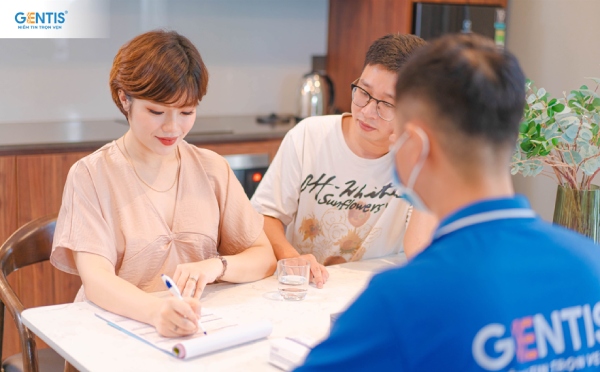 Nhân viên thu mẫu GENTIS ấy mẫu xét nghiệm tại nhà